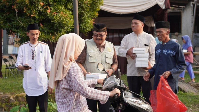 Kegiatan pembagian takjil dan taraweh keliling berlangsung meriah di Kecamatan Sukajaya, Kabupaten Bogor.