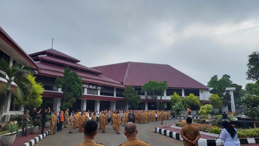 Plt. Kepala Badan dan Sekretaris Badan Hadiri Apel Gabungan bersama Wakil Bupati Bogor