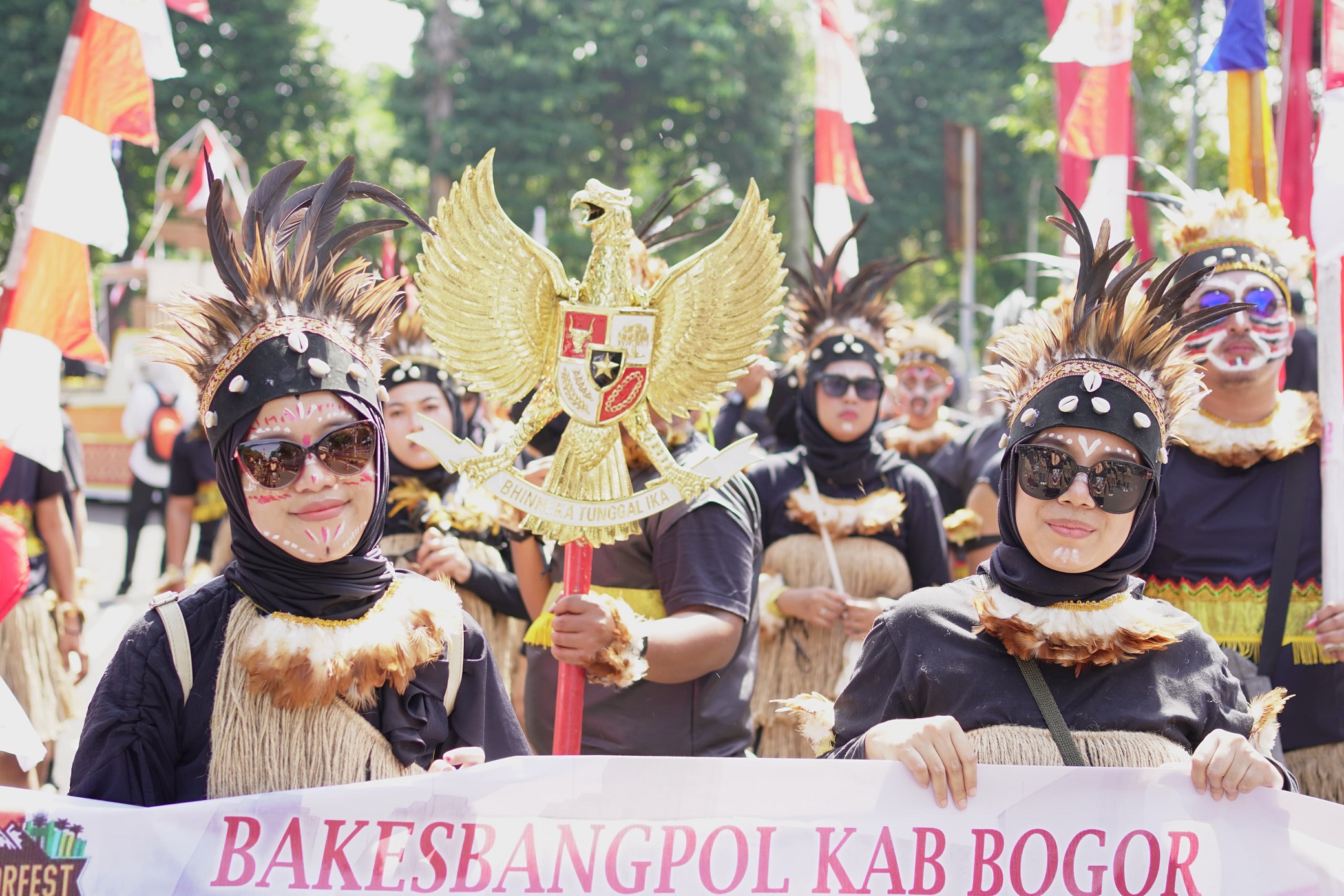 Badan Kesatuan Bangsa dan Politik (Bakesbangpol) Kabupaten Bogor memeriahkan Kegiatan Helaran Budaya sebagai rangkaian dari peringatan Hari Jadi Bogor (HJB) ke-543