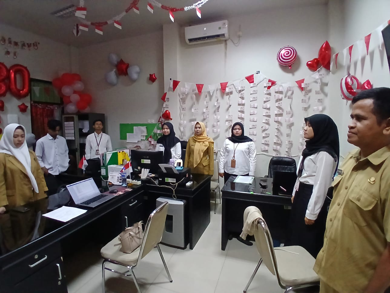 MENDENGARKAN LAGU INDONESIA RAYA SERTA MENGUCAPKAN PANCASILA DI JAM 10 PAGI