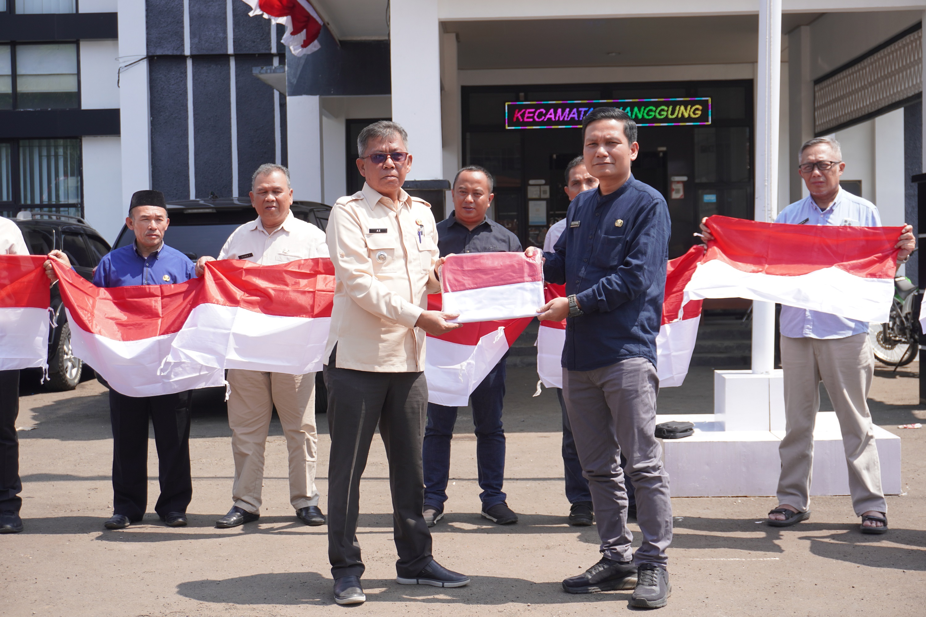 GERAKAN PEMBAGIAN BENDERA MERAH PUTIH DI KECAMATAN NANGGUNG