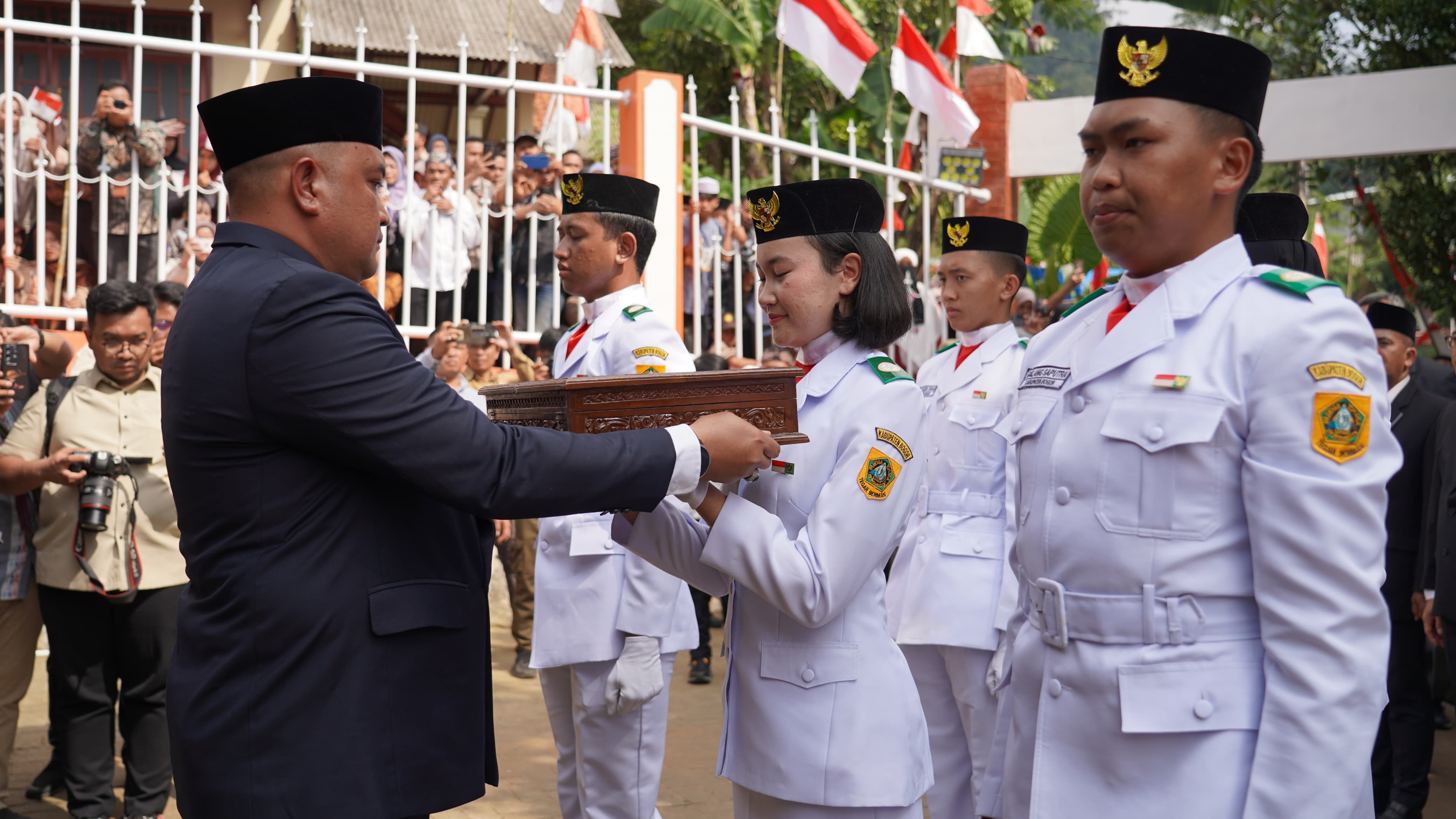 Bupati Bogor, Rudy Susmanto, bersama jajaran Forum Koordinasi Pimpinan Daerah (Forkopimda) Kabupaten Bogor menggelar upacara Penjemputan Sang Saka Bendera Pusaka Merah Putih menjelang peringatan Hari Ulang Tahun Kemerdekaan Republik Indonesia ke-80
