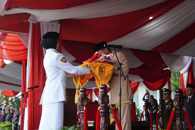 Upacara penurunan bendera dalam rangka Hari Ulang Tahun (HUT) Ke-80 Kemerdekaan Republik Indonesia (RI) tingkat Kabupaten Bogor