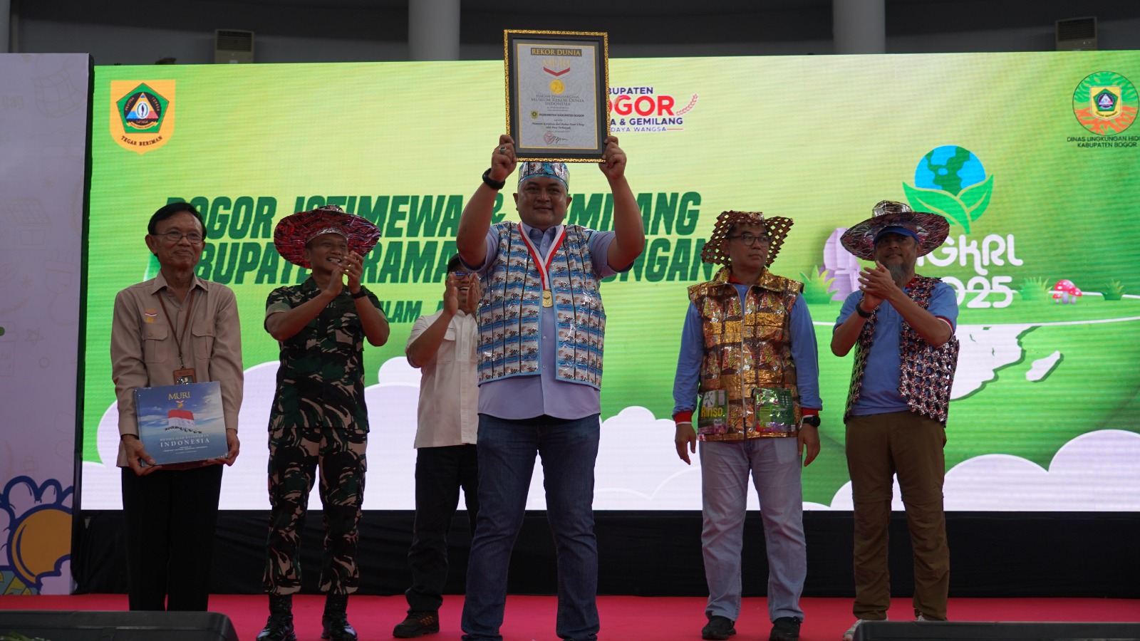 Pemkab Bogor Raih Rekor MURI Melalui Pameran Kerajinan Daur Ulang Desa Terbanyak