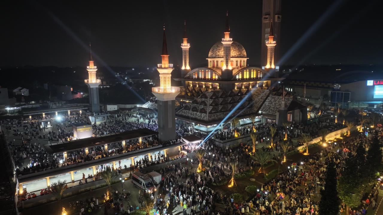 Peringati Isra Mi’raj, Bupati Bogor Bersama Ustadz Abdul Somad dan Ribuan Jamaah Ikuti Tabligh Akbar di Masjid Nurul Wathon