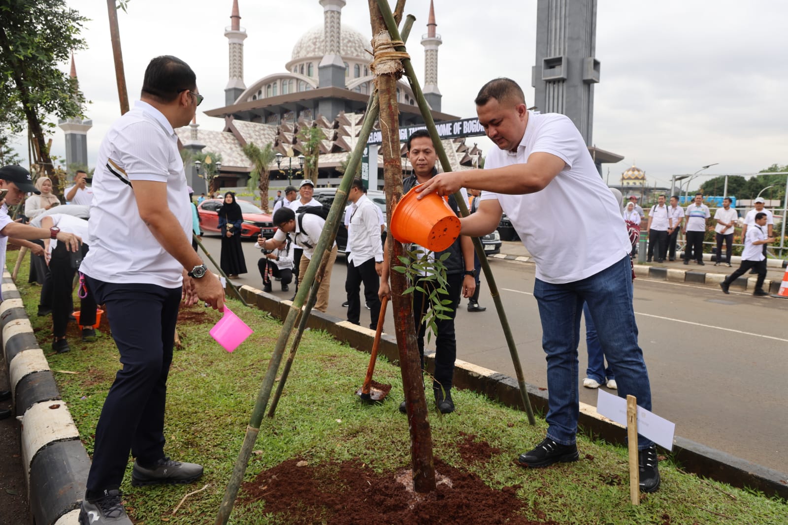 Rudy Susmanto Pimpin Korve Tanam 1.000 Pohon di Kawasan Gelora Pakansari