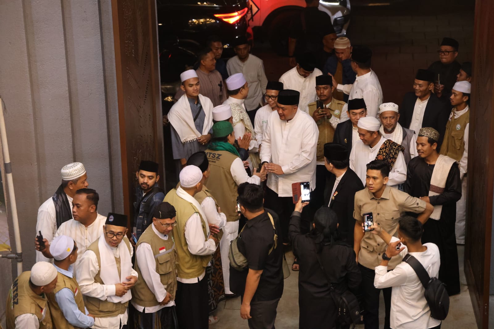 Bupati Bogor Laksanakan I’tikaf dan Shalat Tahajud Bersama Ulama dan Masyarakat di 10 Hari Terakhir Ramadan