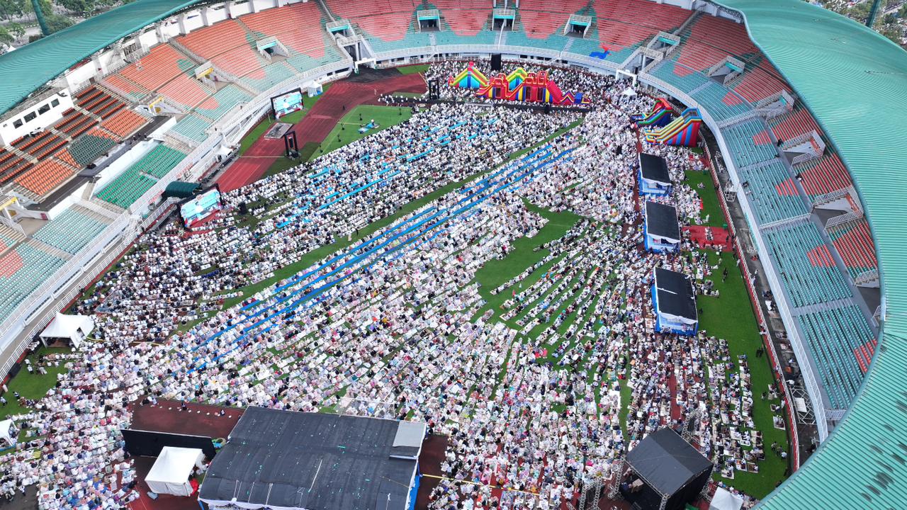 Puluhan Ribu Masyarakat Padati Stadion Pakansari Untuk Shalat Idul Fitri dan Pesta Rakyat Bersama Bupati Bogor