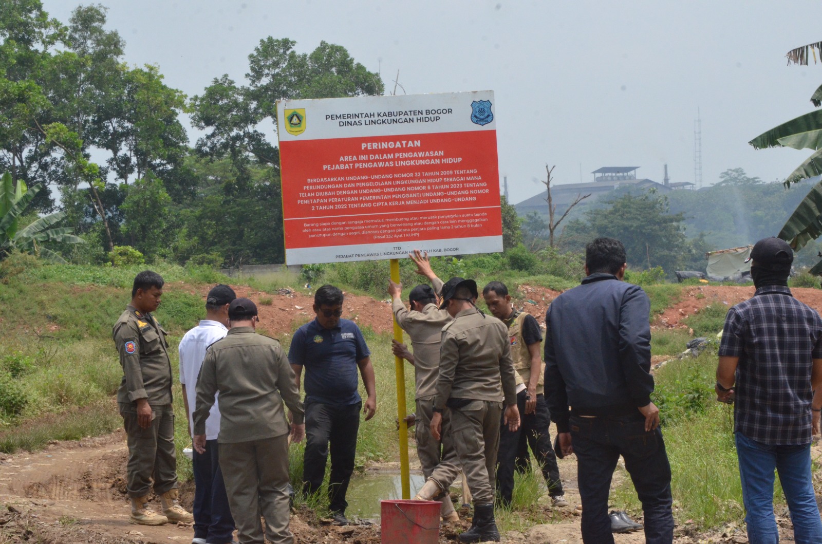 Pemkab Bogor Segel Lokasi Pembuangan Sampah Liar di Desa Kembang Kuning