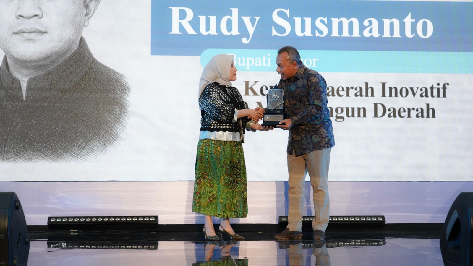 Bupati Bogor Terima Penghargaan Kepala Daerah Inovatif Berkat Konsistensi Dorong Perubahan Pembangunan