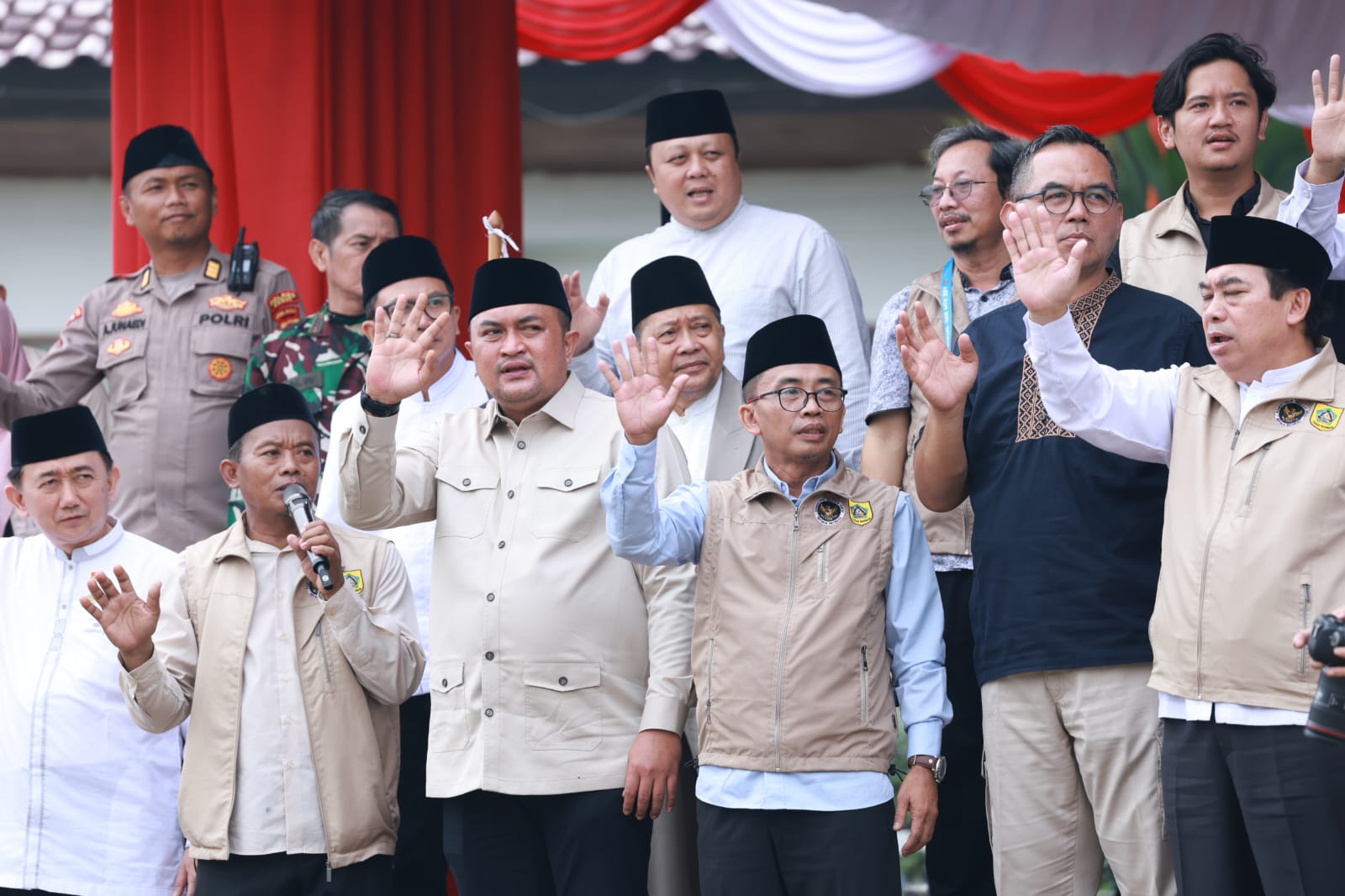 Bupati Bogor Rudy Susmanto Lepas Pemberangkatkan Jamaah Haji Kloter 23 Menuju Tanah Suci