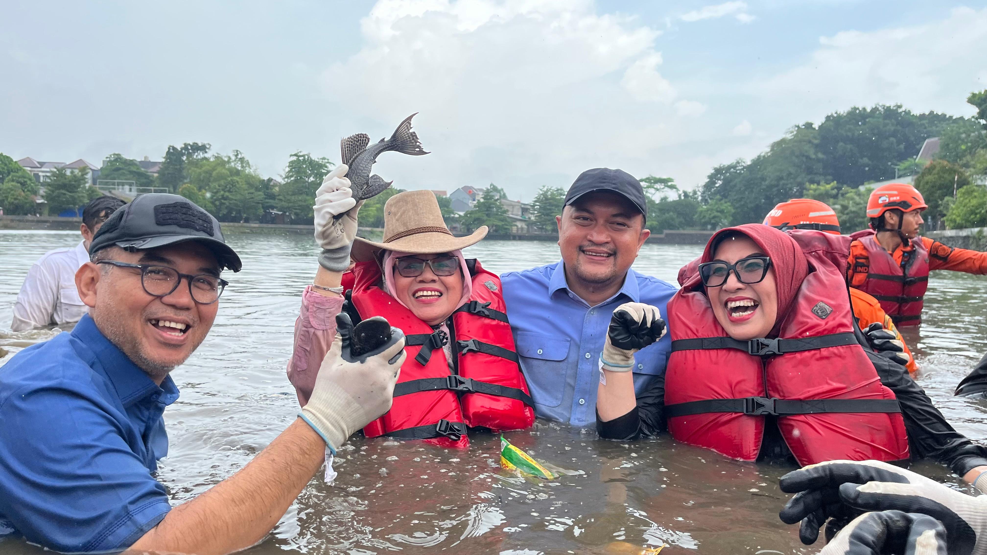 Bupati Bogor Ajak Warga Jaga Sungai, Tangkap 220 Kilogram Ikan Sapu-Sapu di Situ Citatah