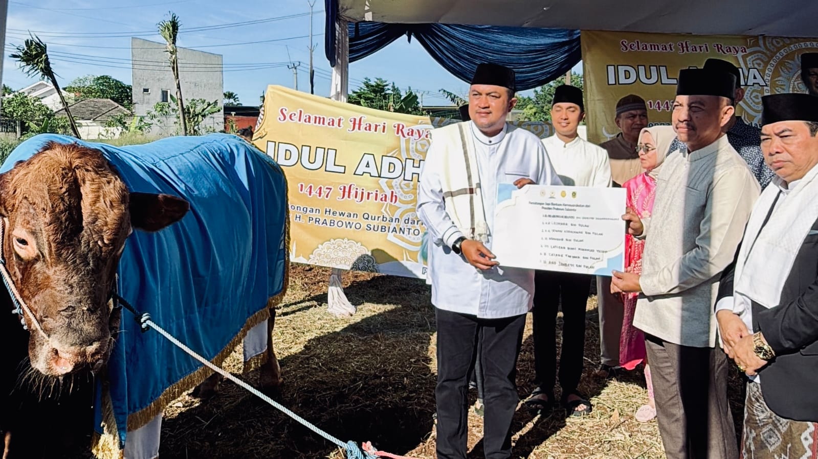 Bupati Bogor Serahkan Hewan Kurban Bantuan Presiden RI kepada DKM Masjid Raya Nurul Wathon
