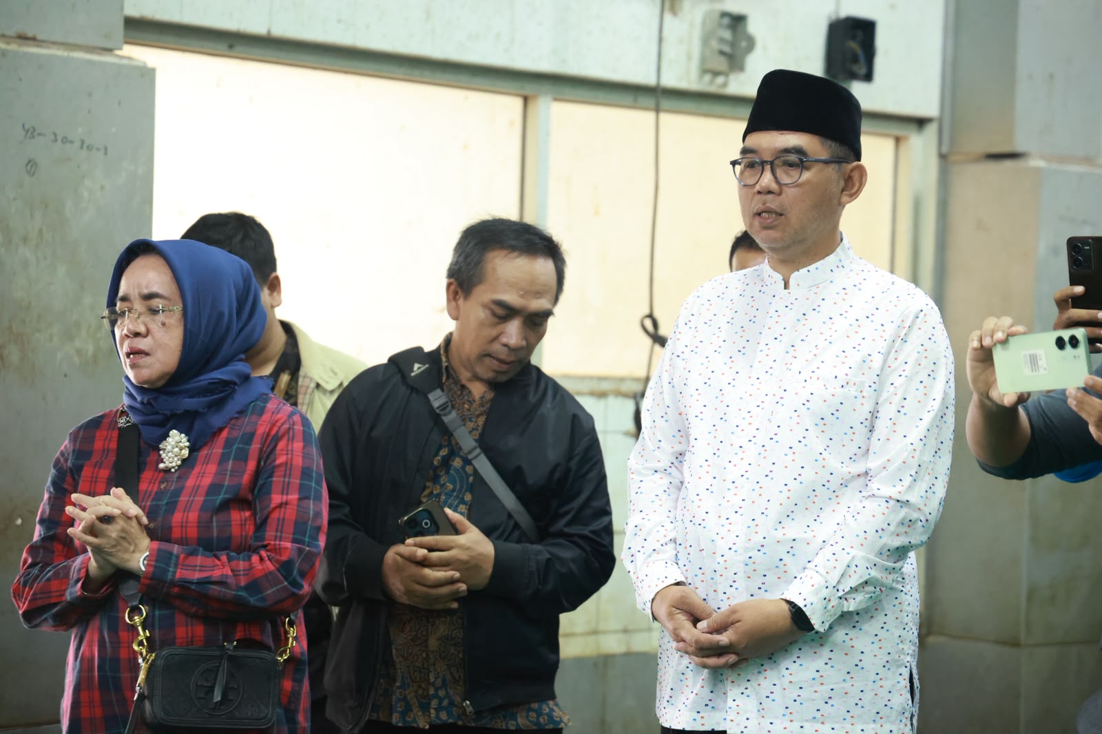 Sekda Ajat Tinjau Langsung Pemotongan Hewan Kurban di RPH Cibinong