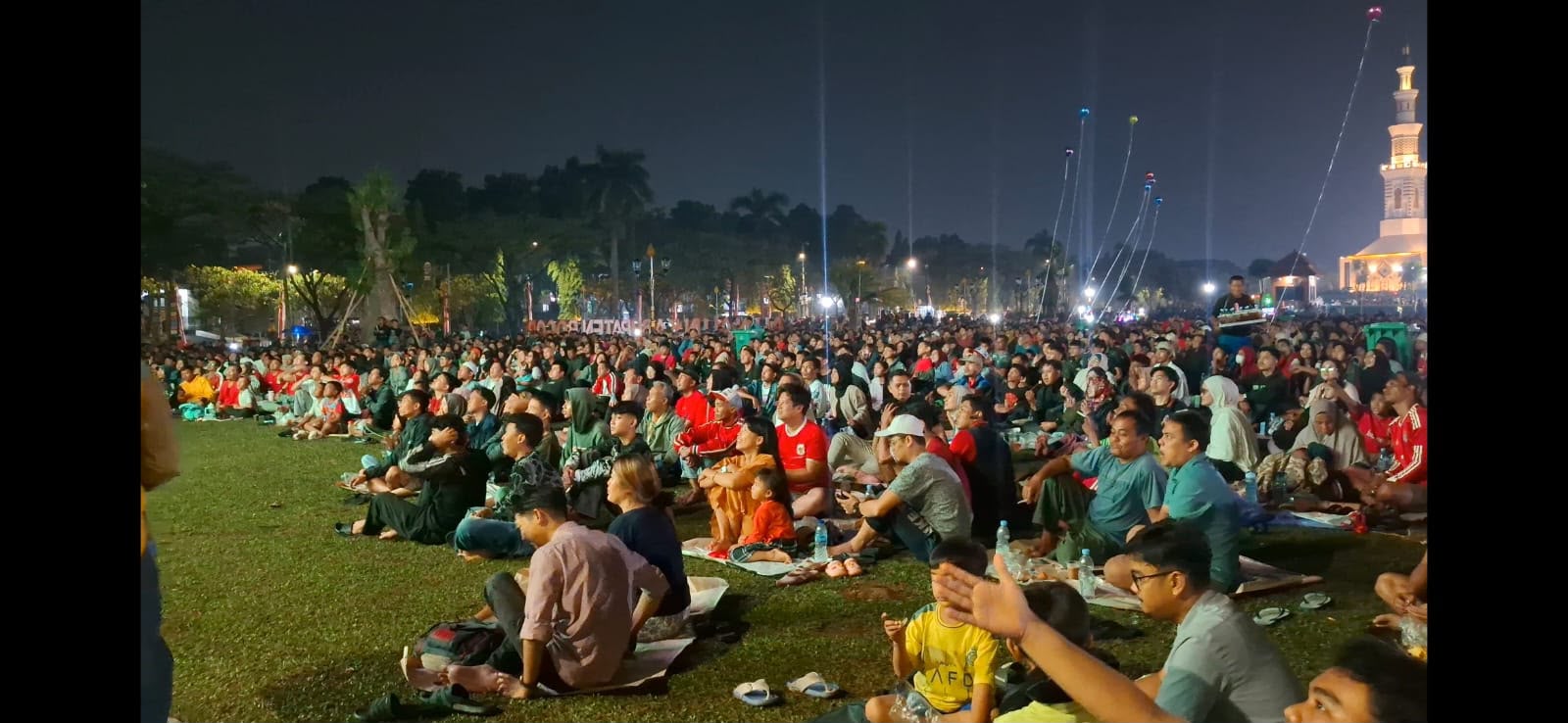 Nobar Timnas Indonesia di Alun-alun Kabupaten Bogor Dongkrak Omzet Pedagang UMKM