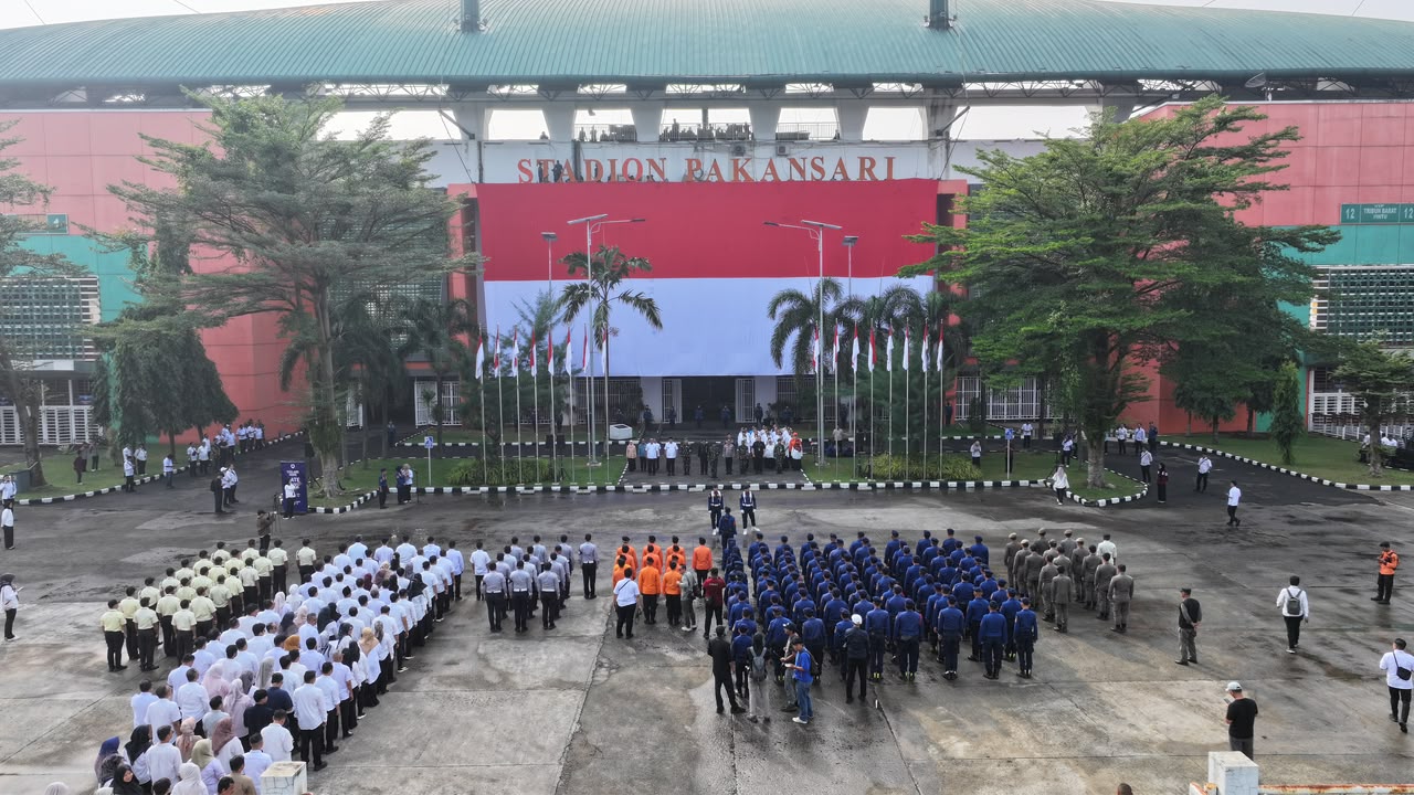 Bendera Merah Putih Raksasa Berkibar di Stadion Pakansari Bangkitkan Semangat Nasionalisme