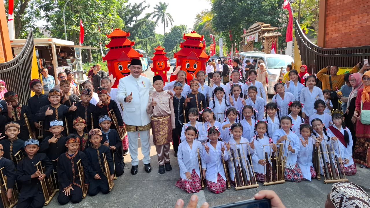 Tampil di Upacara HUT RI, Tim Angklung SDN Cibatok 03 Diganjar Bupati Bogor Jalan-jalan ke Taman Safari