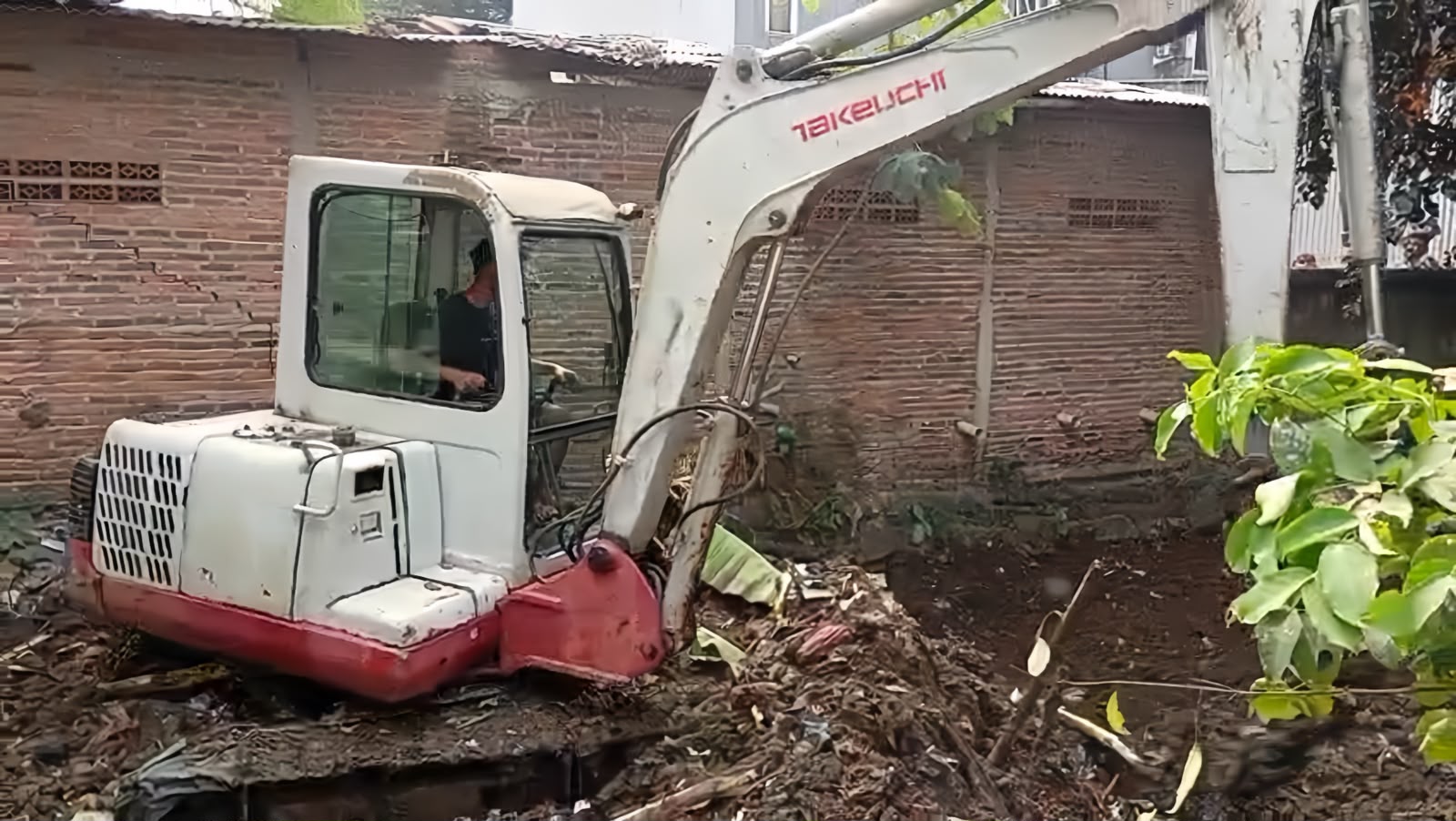 Jaga Ketertiban dan Lingkungan, Pemkab Bogor Monitoring Kali Setu Kemang dan PKL