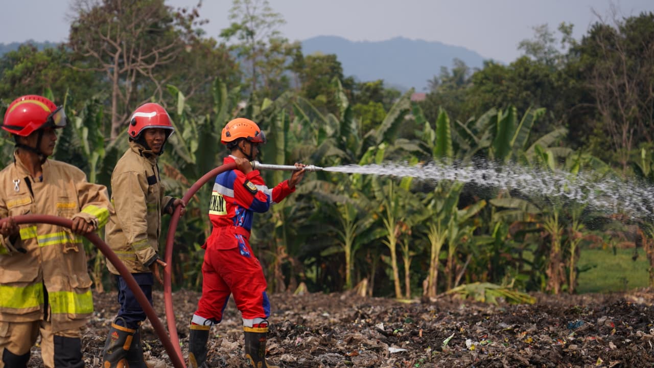 Api Mulai Padam Pendinginan Terus Dilakukan,  Antisipasi Titik Panas di TPAS Galuga