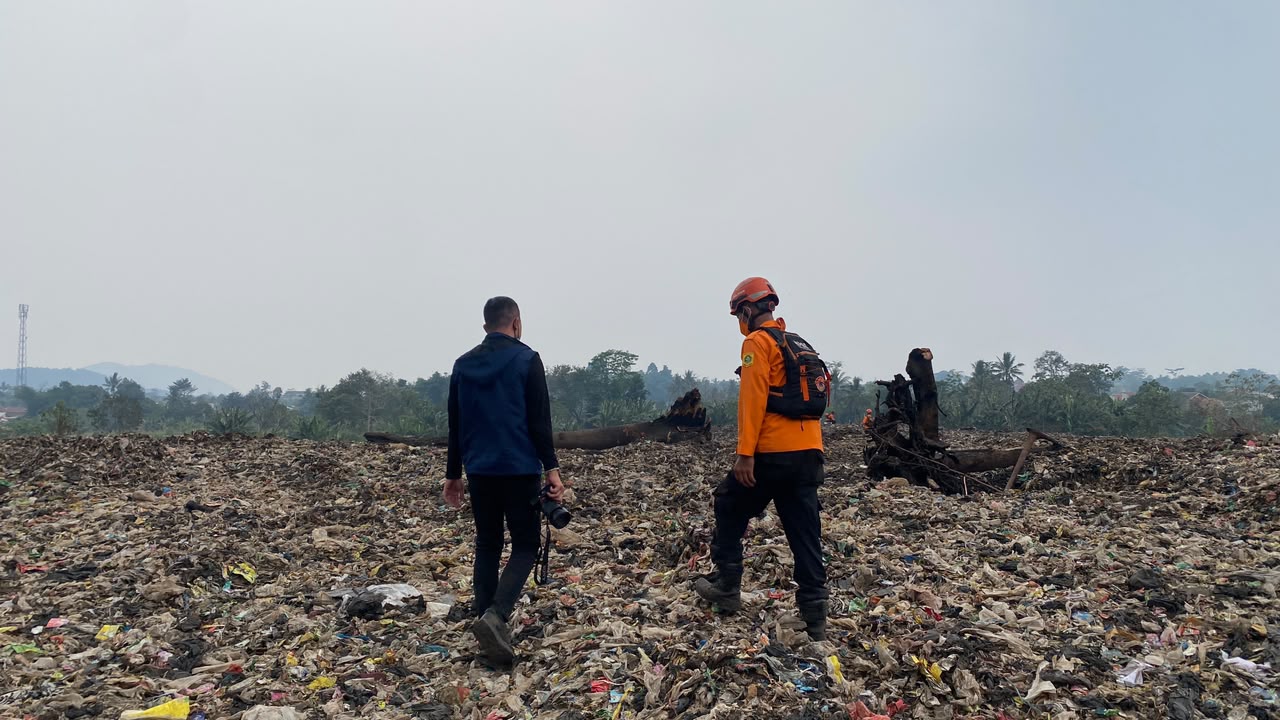 Petugas Terus Lakukan Pendinginan di Kawasan TPA Galuga