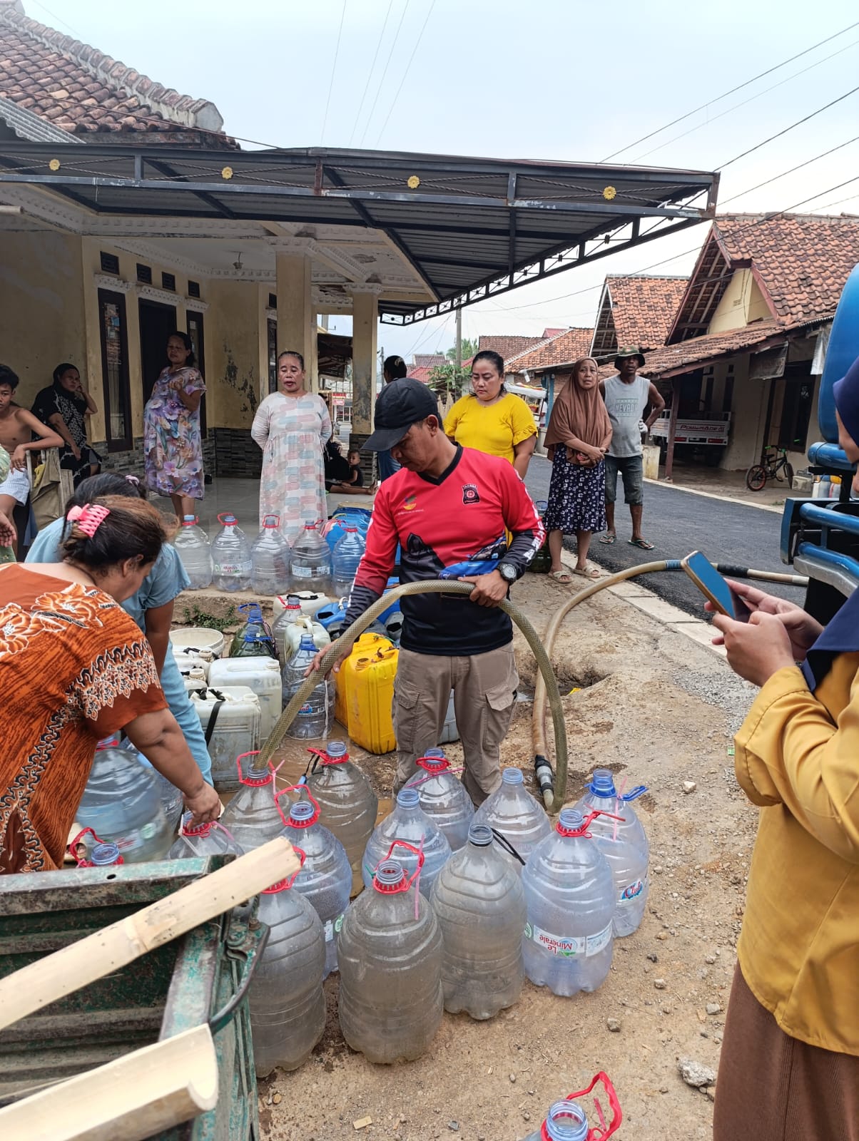 Pemkab Bogor Salurkan Bantuan Air Bersih ke Tiga Kecamatan