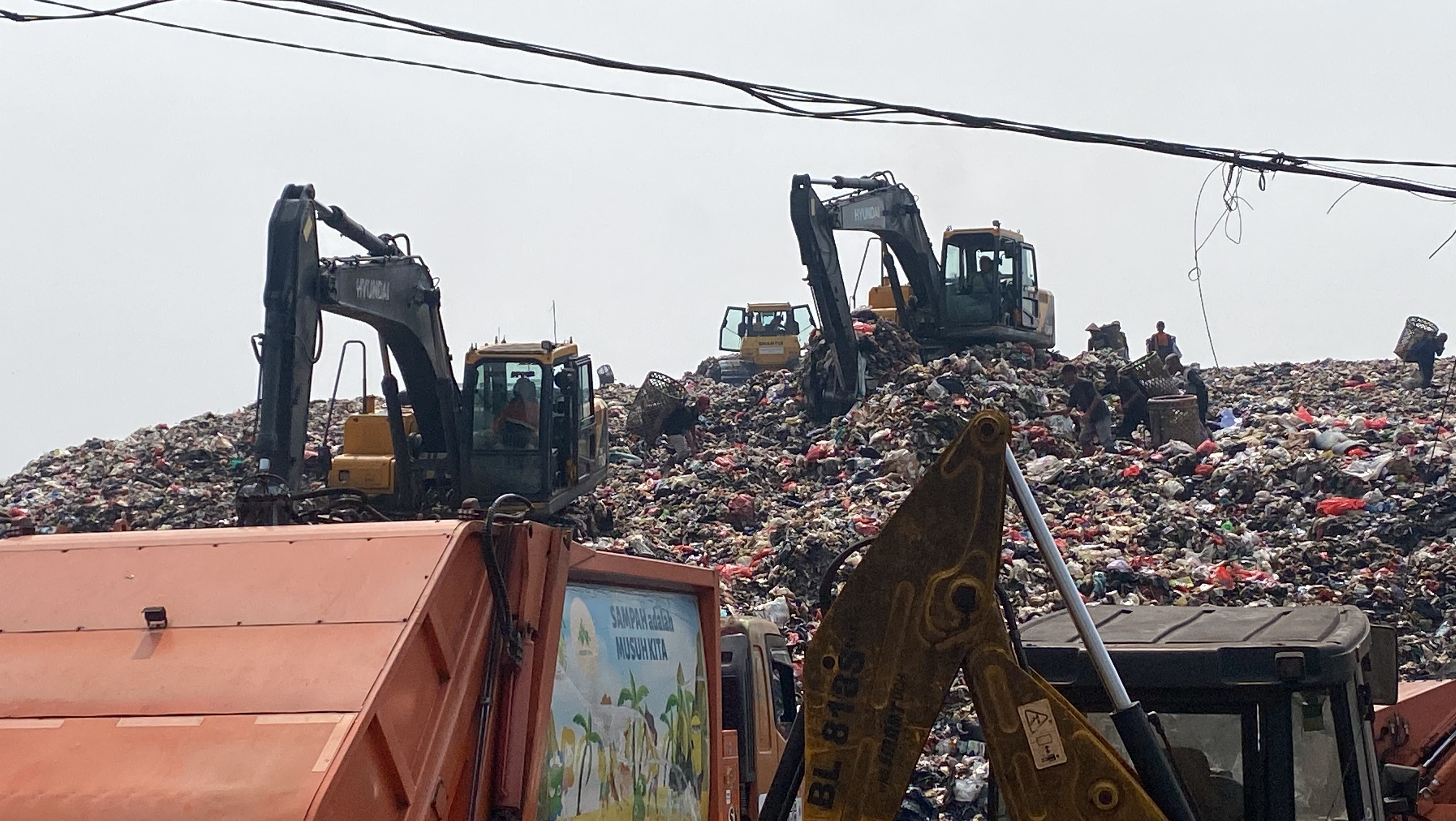 Belum Beranjak, Para Petugas Tetap Siaga Pantau TPA Galuga 24 Jam