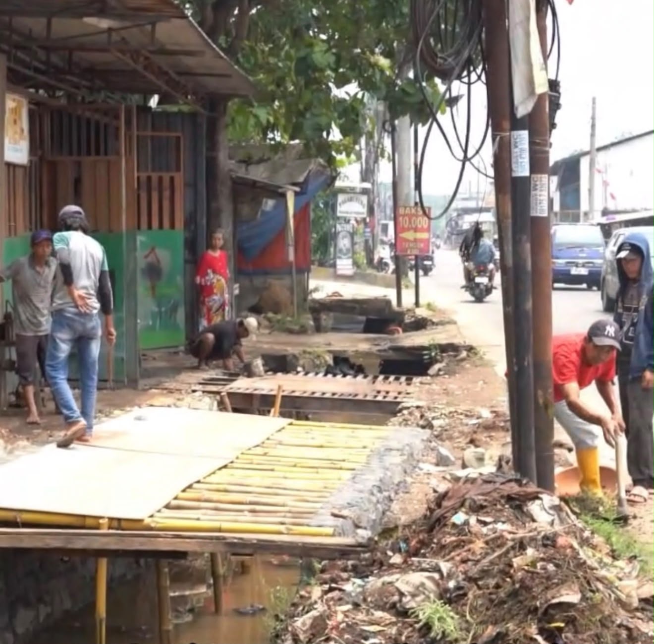 Saluran Dinormalisasi, Warga Cogreg Ikut Turun Tangan Bersihkan Lumpur dan Sampah