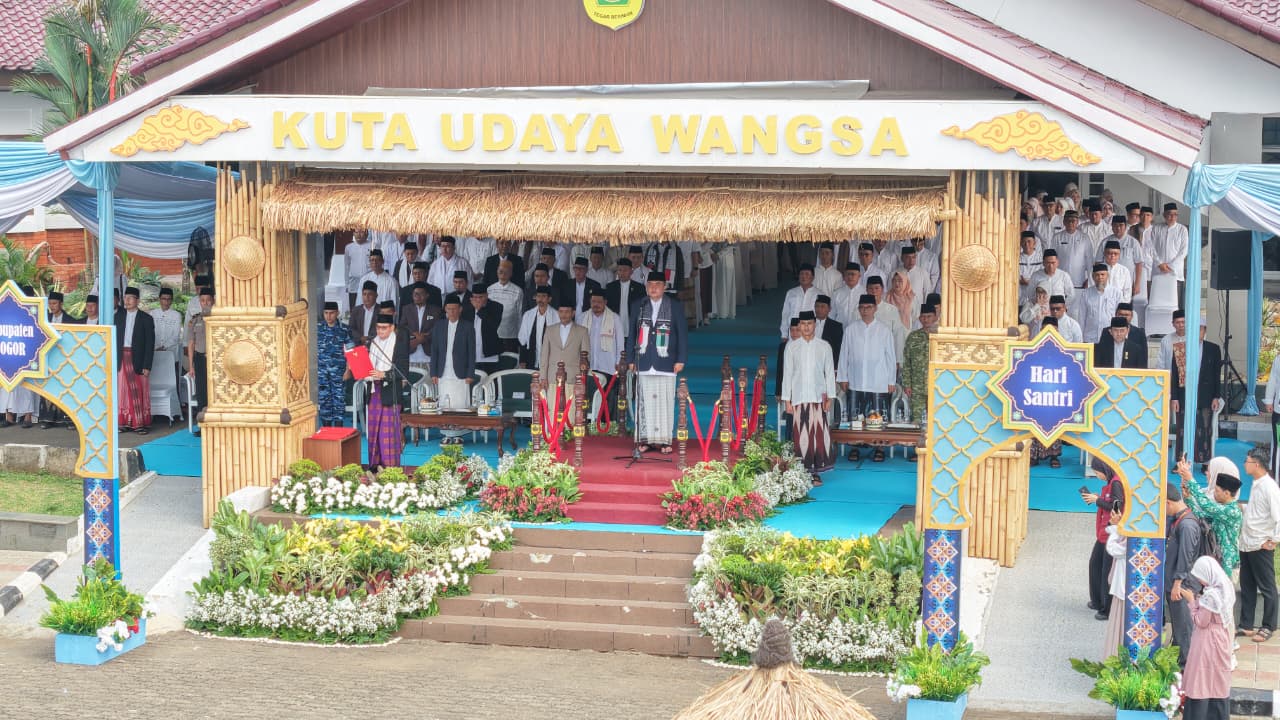 Pimpin Upacara Hari Santri 2026, Bupati Bogor Dorong Peran Santri Wujudkan Indonesia Emas