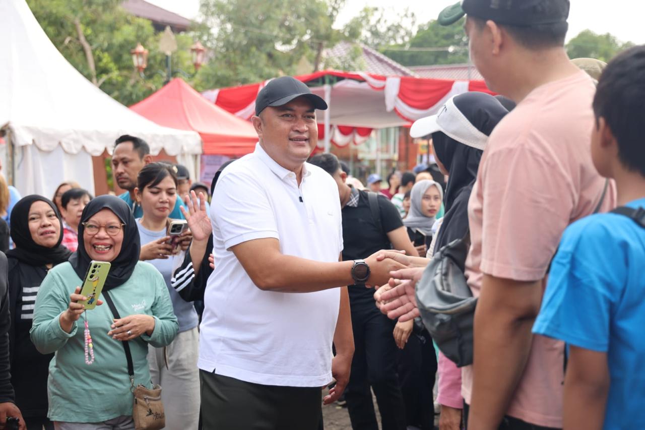 Rudy Susmanto Serahkan Penghargaan dan Bantuan Kepada Kelompok Tani Pada Puncak Hari Pangan Sedunia